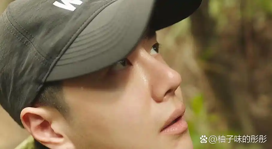 王一博竟然是素颜拍的呀,小胡子,粉刺都能看得清清楚楚,这颜值简直绝