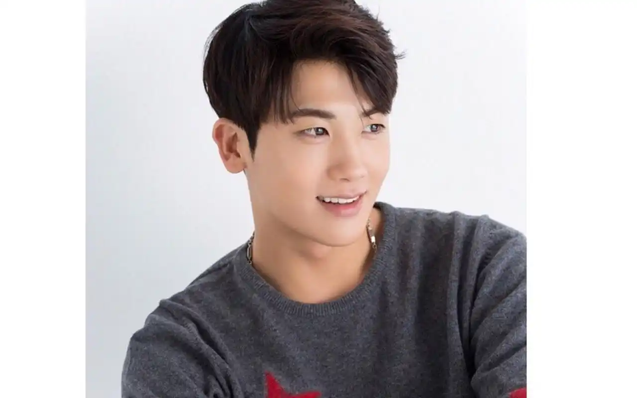 男神朴炯植暖男风写真图片电脑壁纸高清大图预览1920x1200_日韩明星