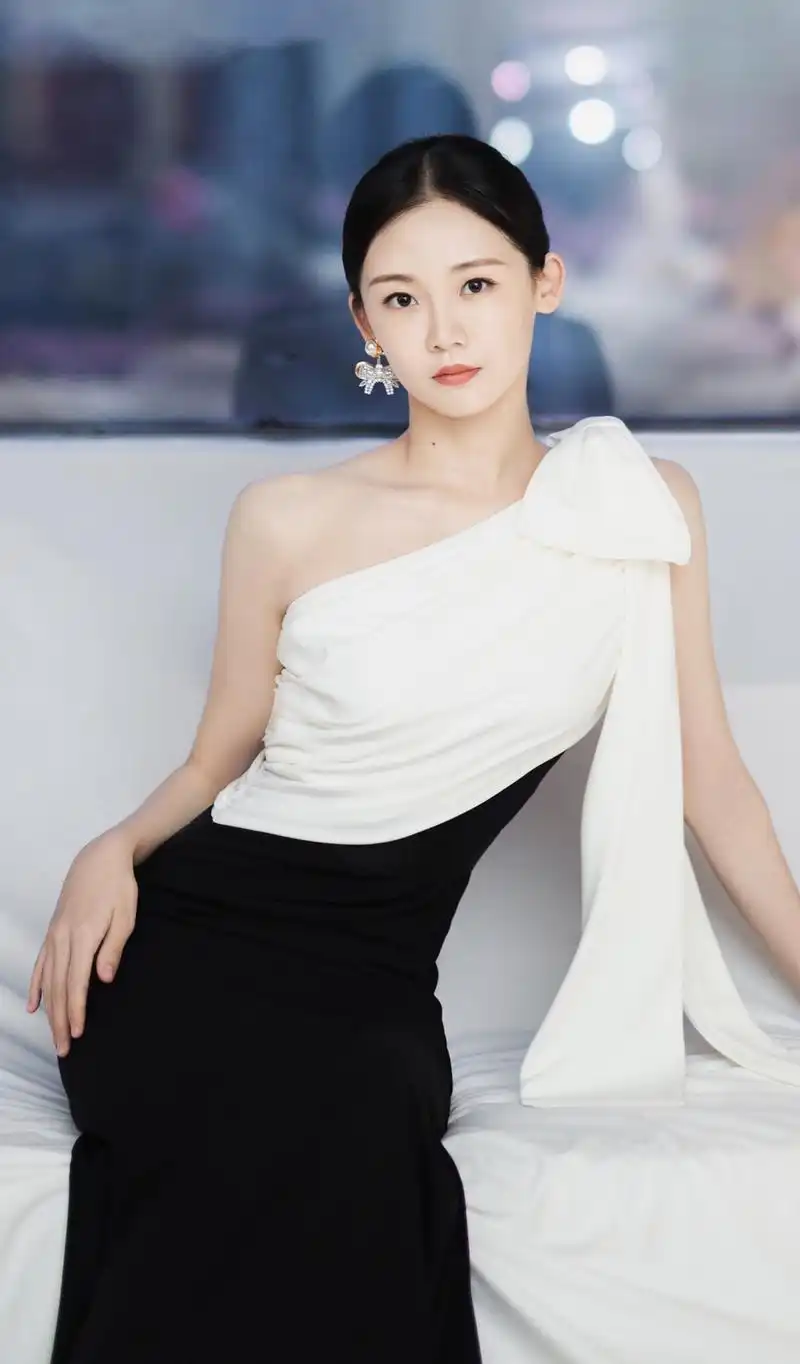 青年演员苗苗:花容月貌,秀丽多姿