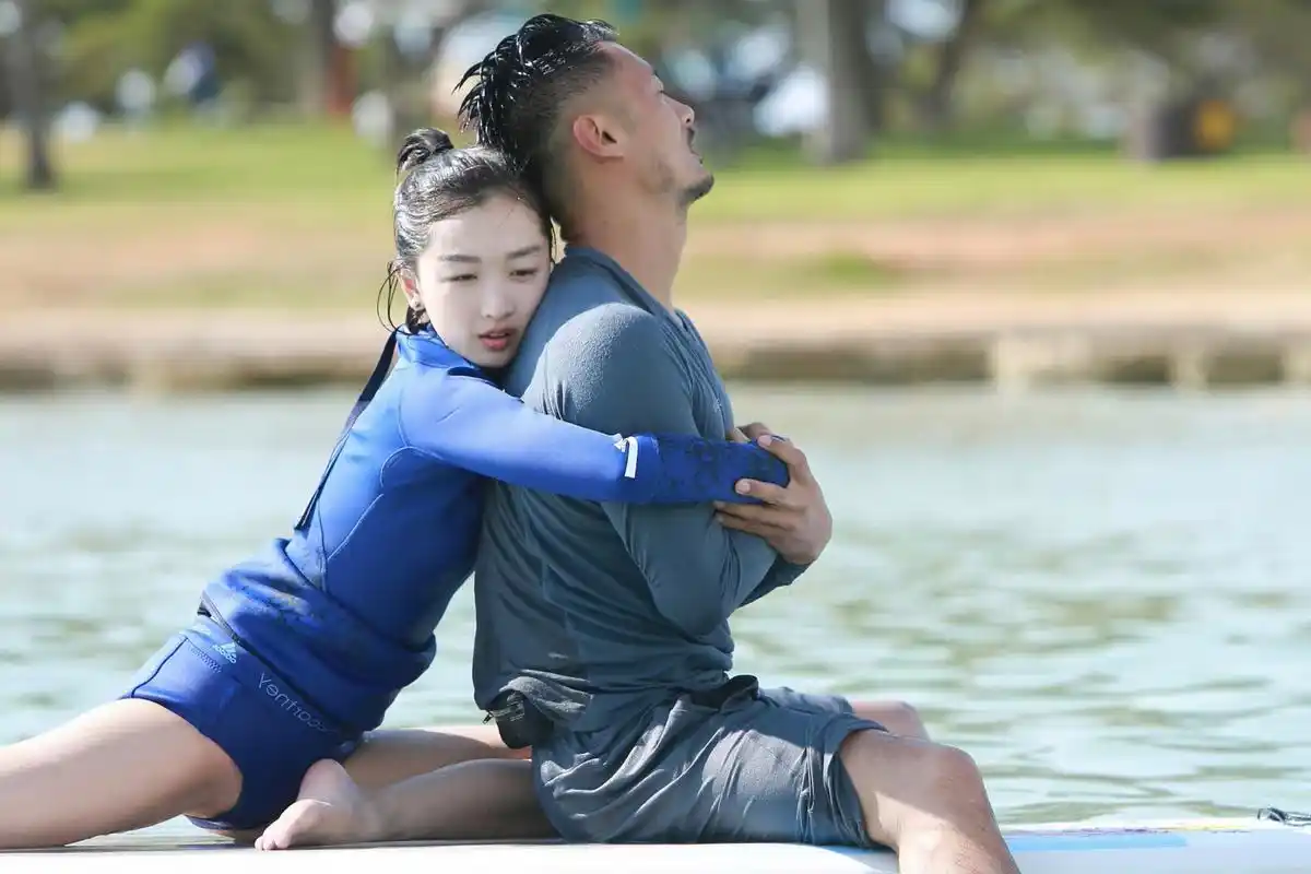 #周冬雨# 余文乐水上练瑜伽,看看谁能忍住不放大