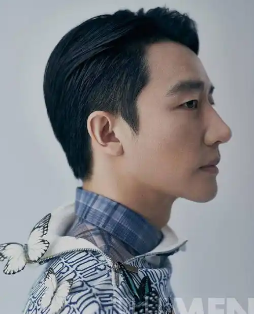 黄轩时尚大片,演绎不同风调,侧颜照独自一档!