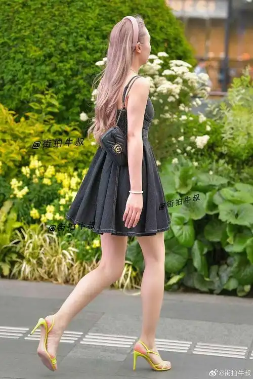 美女穿着复古高级的减龄连衣裙出街
