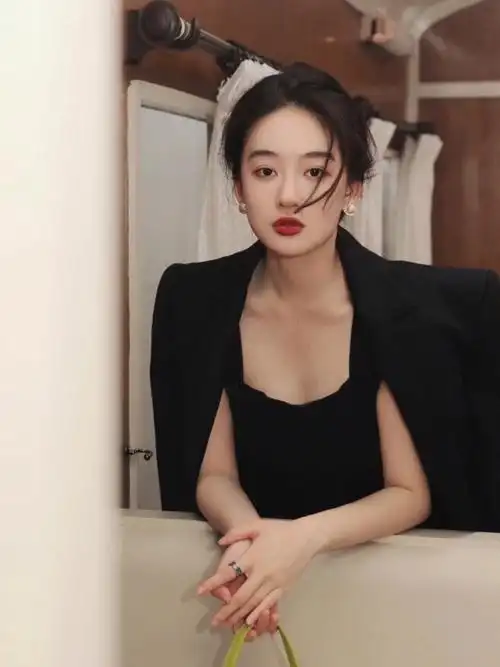 ootd千颂伊红毯下班后出逃列车站08