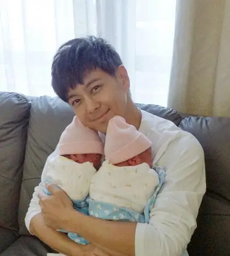 41岁林志颖喜获双胞胎儿子 baby萌照曝光