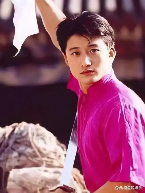 谁年轻不是个小奶狗?硬汉吴京旧照流出,颜值巅峰期好有魅力