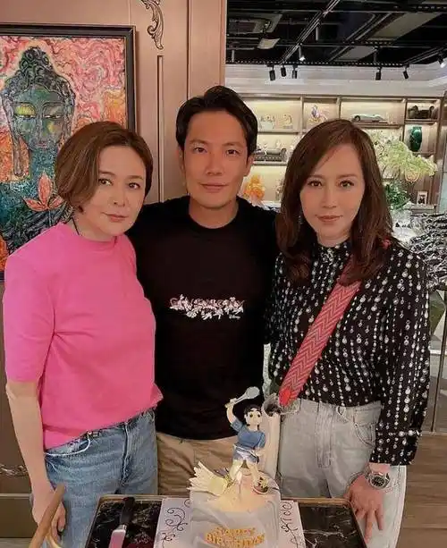 杨千嬅老公丁子高生日,刘嘉玲与关之琳也有一同出席,合影时两人的亲密