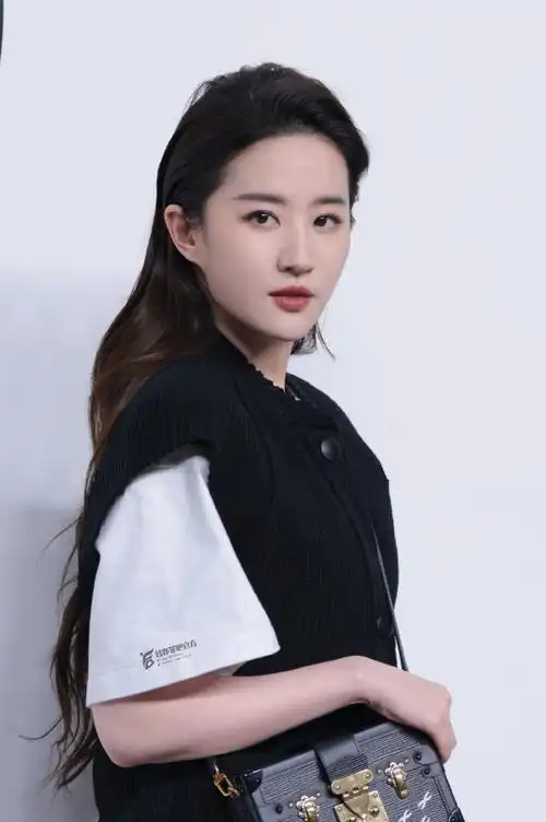 刘亦菲出图##刘亦菲裙子好像钢丝球