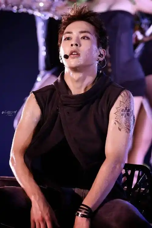 金珉锡确诊新冠#据韩媒报道,exo成员金珉锡确诊新冠,救命!