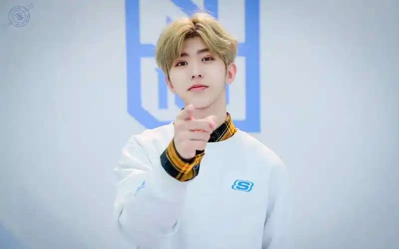 【偶像练习生】蔡徐坤:嘴唇干获张pd唇膏!