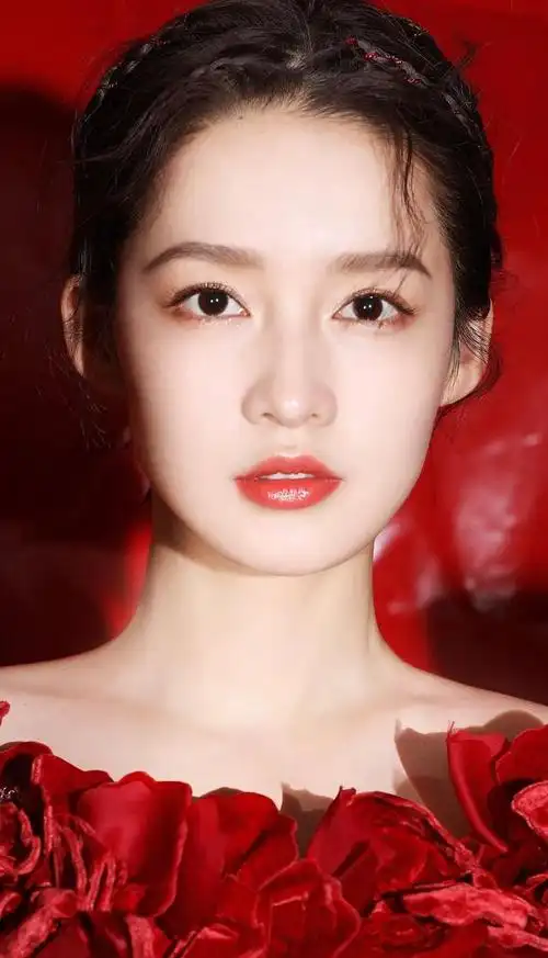 在古装剧中,李沁展现出了她的媚俗和