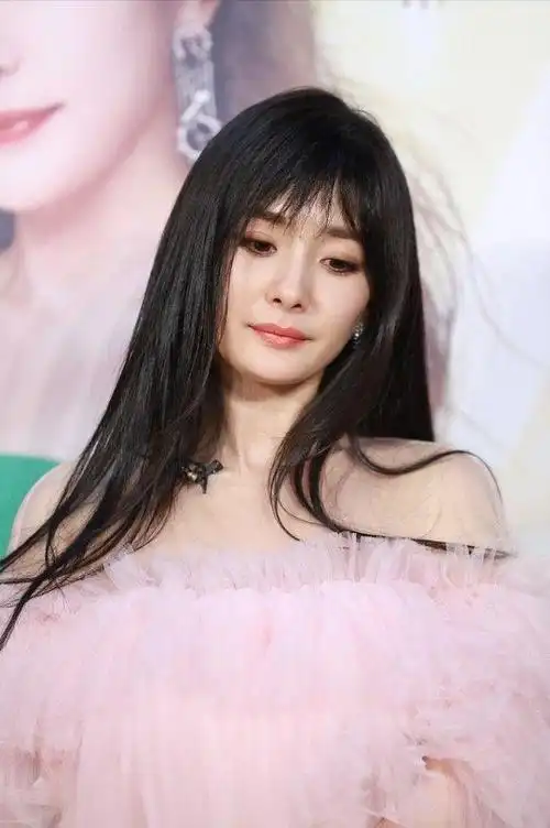 30的杨幂身穿粉色纱裙看起来又仙又甜再配上空气刘海太减龄