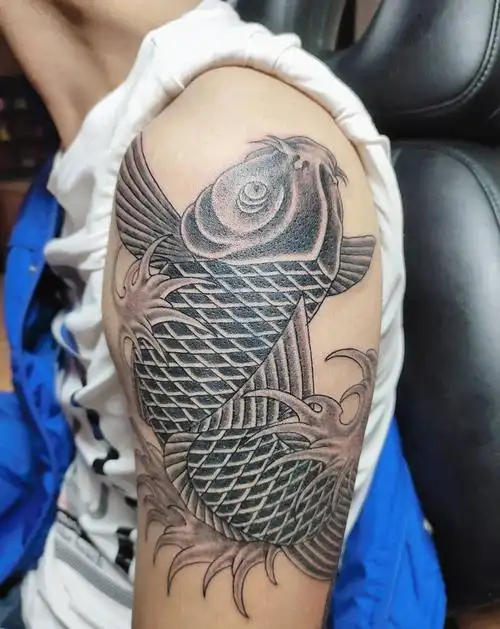 鱼纹身图片_手臂纹身图案