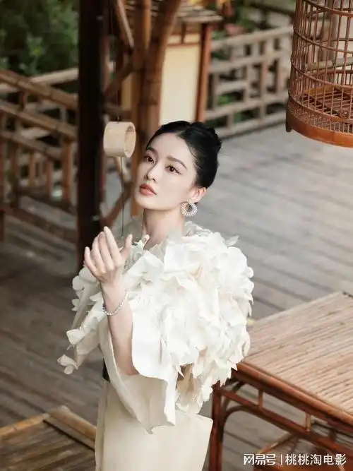 演员李沁登上《madame figaro世界》杂志7月刊封面,《追风者》