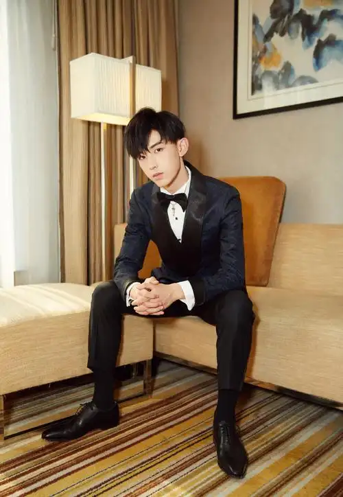 郭俊辰图片 郭俊辰黑色西服绅士帅气图片