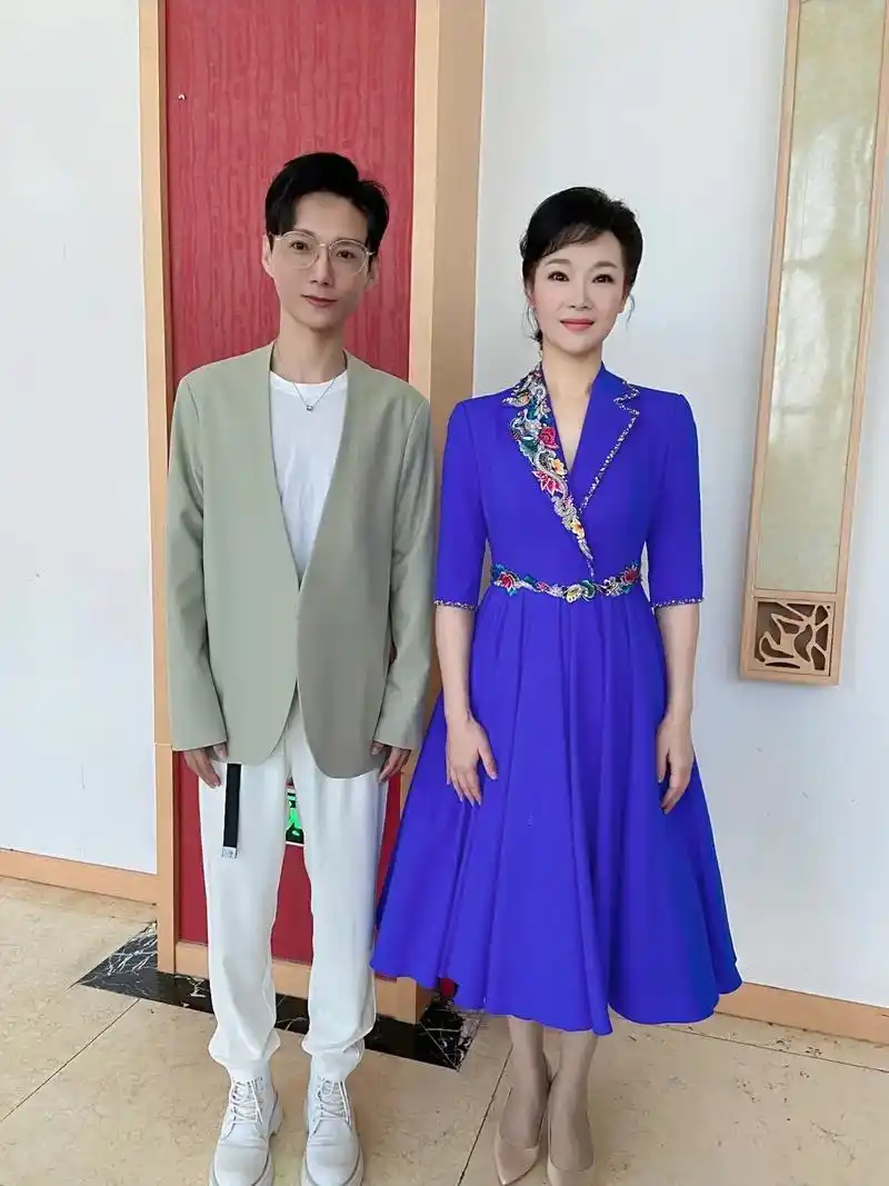 抖音图文来了 #台前幕后 #演出现场 同台青年歌唱家吕薇老 - 抖音
