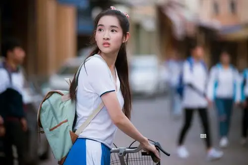 同时滋生,向我们展示了青葱岁月更为戏剧性的一面,演员曹骏,王玉雯