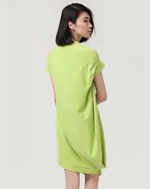 青柠色宽松v领短袖连衣裙