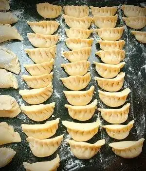 一家人围在一起包饺子啦