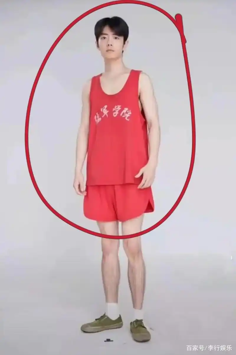 肖战穿"红背心"拍定妆照!腿毛意外抢镜,拍摄时整个人太憔悴
