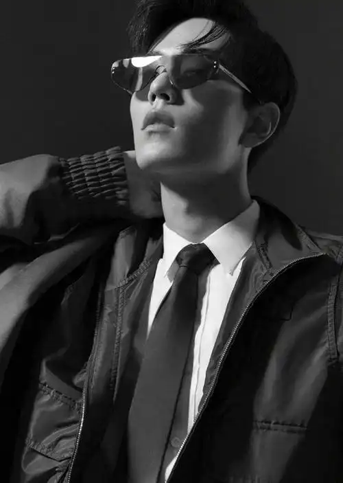 肖战最新硬照造型红西装配绿领带复古绅士一件绿夹克a到爆