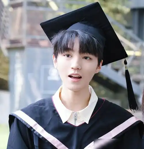 大学刚毕业,王俊凯爸妈在重庆开的第一家奶茶店就要搬迁了,顿时让粉丝