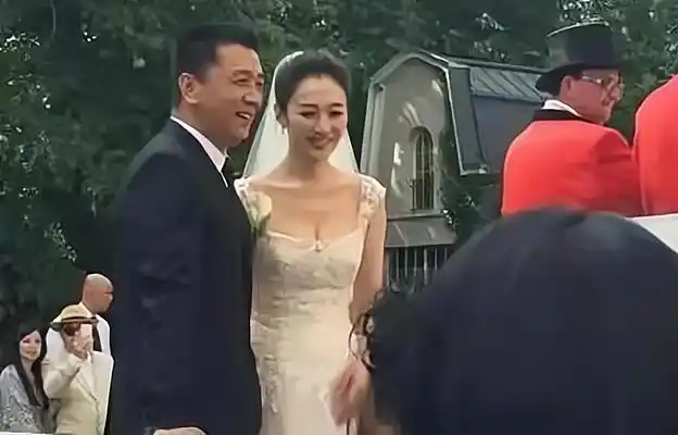 李小冉婚礼现场照片被翻出,伴娘团合影成焦点,网友:赏心悦目