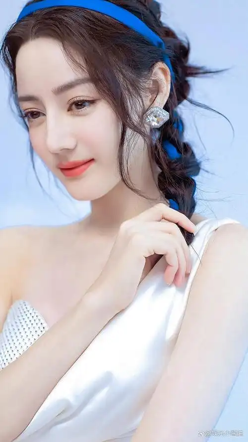 迪丽热巴虽然五官立体,大眼睛高鼻梁巴掌脸蛋却一点没有蛇精脸的感觉