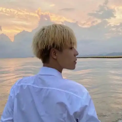 坚定又迷人的眼神帅哥头像中分发型图片男生短发