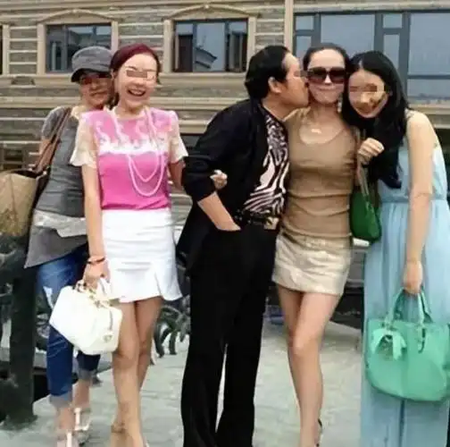 虚构:气功大师王林帮12位女模特进行开光,真气传输过程十分特殊