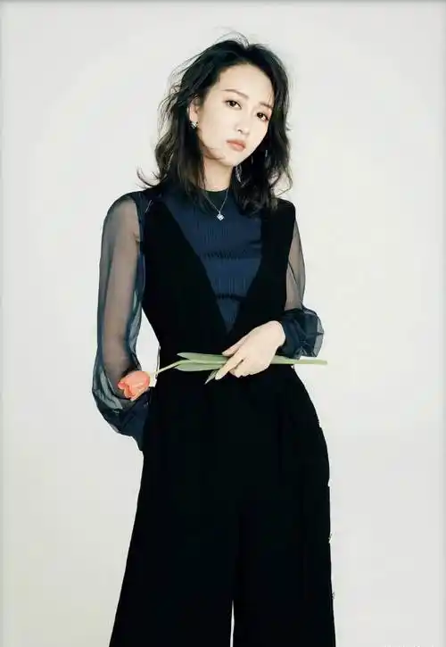 原创37岁王鸥穿搭真高级完美倒三角身材实力撩人网友这穿搭模仿不来