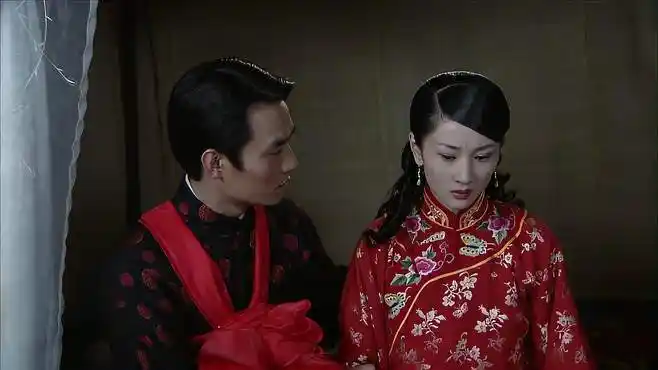 围屋里的桃花:千金被迫嫁人,怎料丈夫太窝囊,新婚夜都听亲爹的