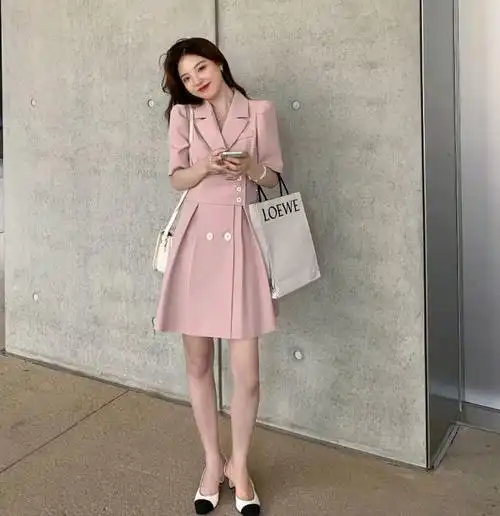 原创张馨予好"帅",穿白色西装裙配高跟鞋很有气场,霸气侧漏