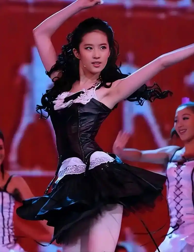 从来没见过她如此狂野,难道开始走"另类"风格了#刘亦菲狂野的一面