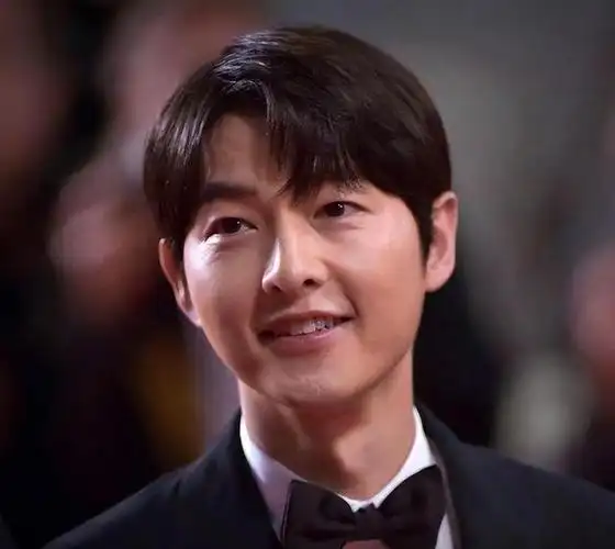 生图下的宋仲基,皮肤状态太真实,网友:和想象中差距好大|短发|发型