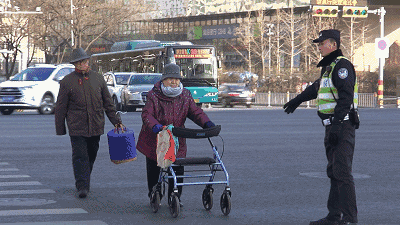 老人脚步行动有点缓慢