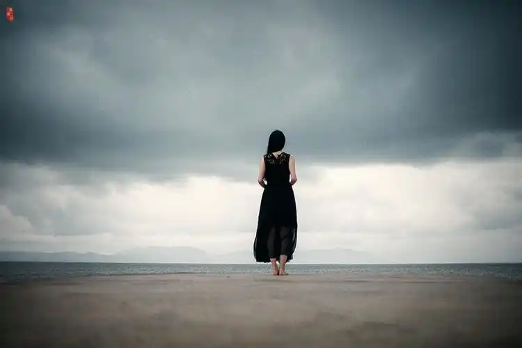 伤感女生海边起舞图片 千年的等待 破茧成蝶 却飞不过沧海
