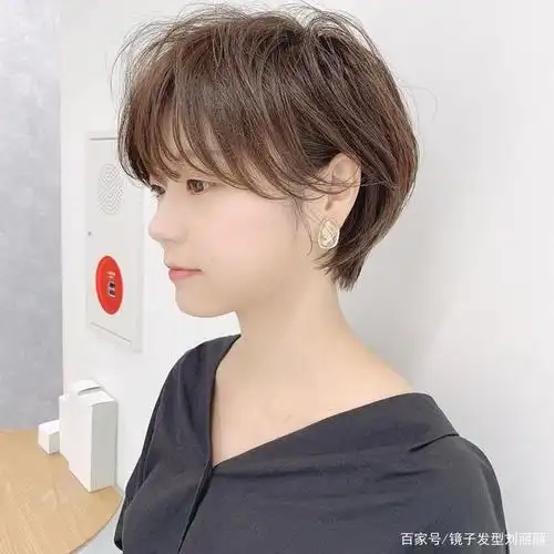 短发,基本上一个月左右就需要修剪一次,因为时间一长整个发型的重心