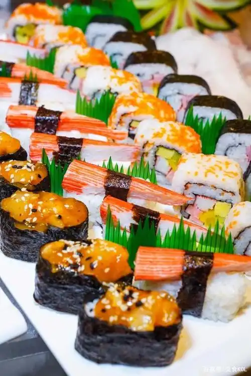 还有各种精致摆盘的手握寿司,即使被海鲜撑到不行,每一种也都想让人尝