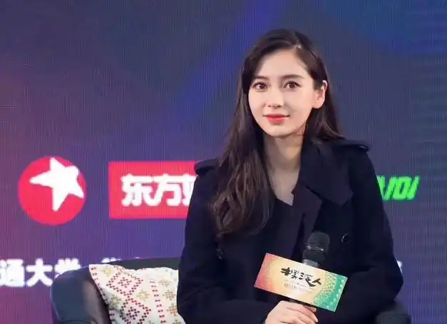 黄晓明,人帅钱多,又挺憨傻憨傻的,一看就是爱老婆疼老婆的好男人.