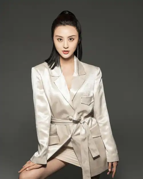 一人分饰两角 孪生姐妹反差大在《幽灵毒枭》中,演员甘露一人分饰两角