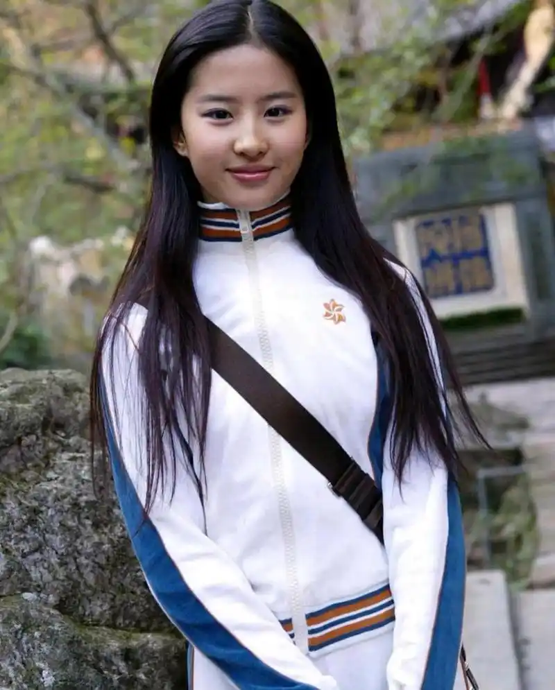 刘亦菲年轻时的模样,令人惊叹.她穿着一身白色运动装,显得青春靓丽.她