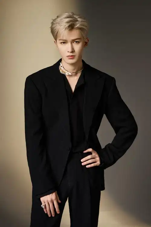 朱正廷超话·#乐华家族演唱会#黑白禁欲系,优雅格调尽显贵气风范95