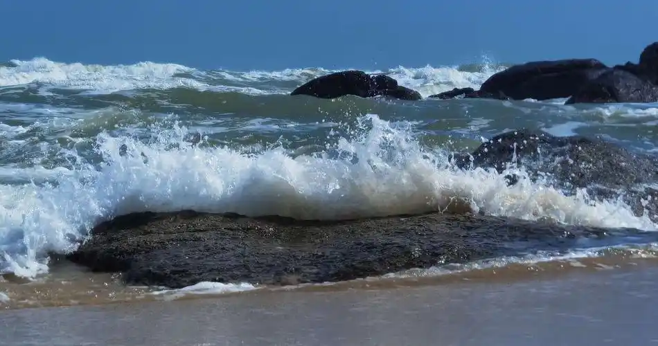 我在铜鼓岭看着浪花一朵朵