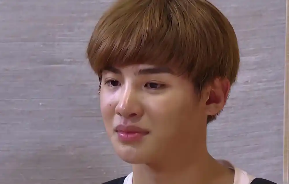 黄明昊被冤枉气到大哭,泪流满面粉底全脱,露出19岁爱豆真颜值