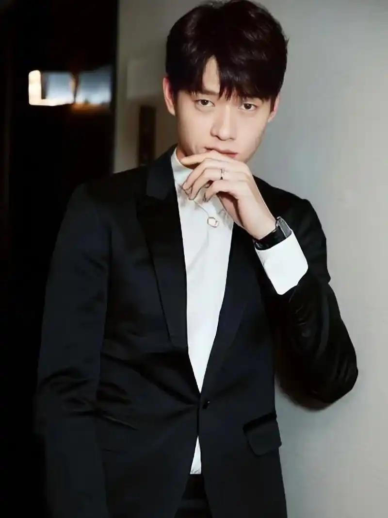 都有一个共同点姐弟恋  魏大勋的三段感情都因为年龄差异而备受瞩目