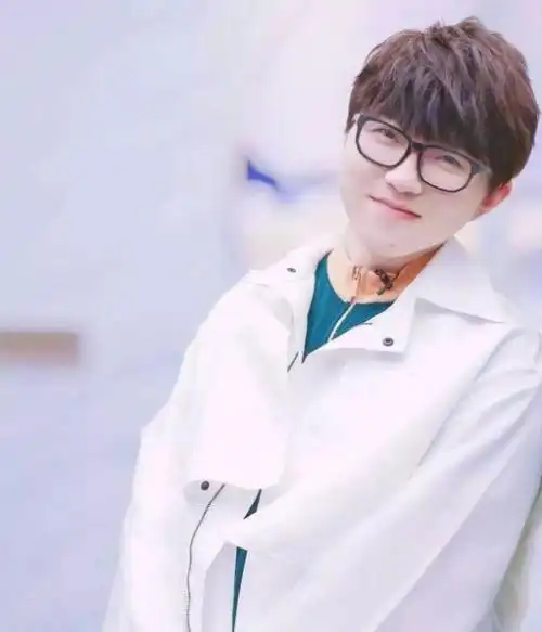 有种"整容"叫毛不易摘眼镜,看清颜值后,粉丝:求你以后别戴了