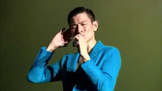 刘德华翻唱歌曲《掌声响起来》,现场十万观众起立互动,难得一见