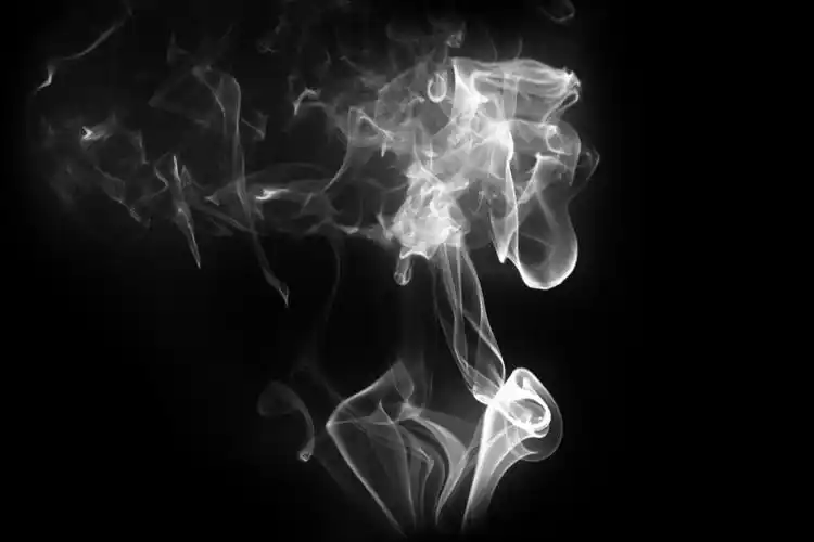 黑色背景下的白色吸烟烟雾图片第10张