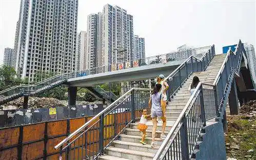 母带子天桥下乞讨被疑拐卖秦皇岛民警辟谣