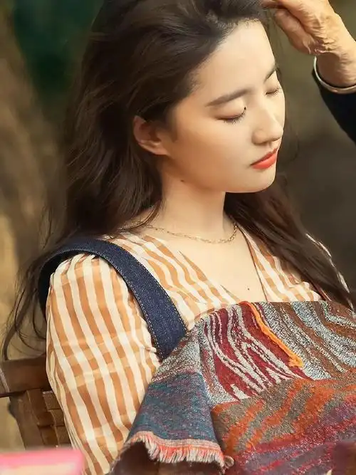 刘亦菲玫瑰故事高马尾造型